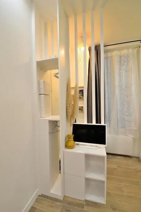 Tiny Cosy Studio Namastay In Trendy Canal St Martin Area Paris