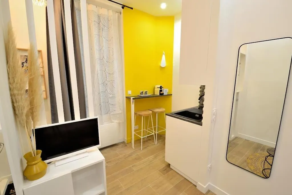 Apartament Tiny Cosy Studio Namastay In Trendy Canal St Martin Area Paryż