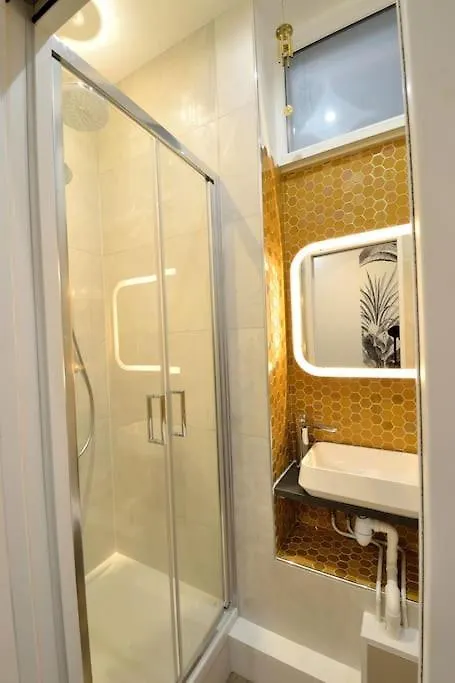 Tiny Cosy Studio Namastay In Trendy Canal St Martin Area Paryż Apartament